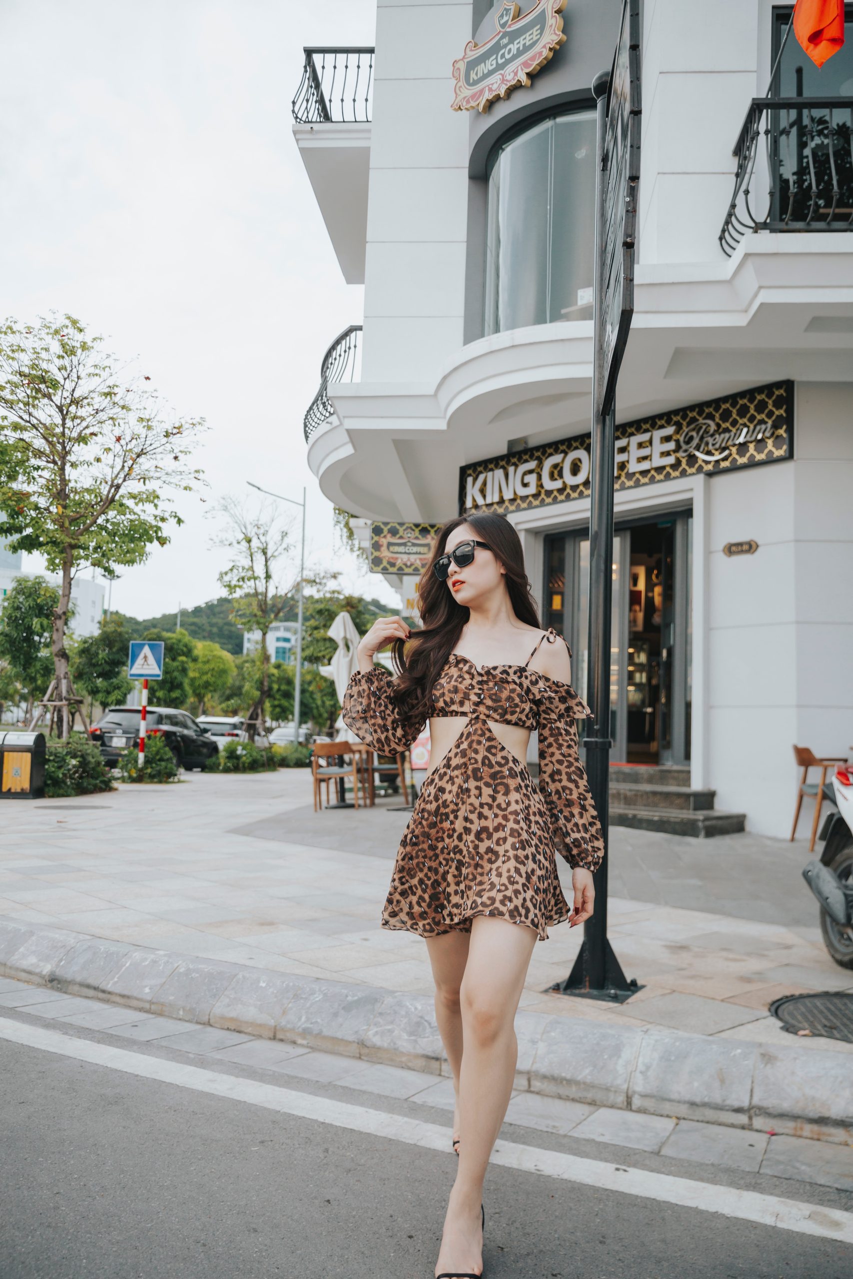 Comment transformer une robe de soirée léopard pour un look de jour décontracté